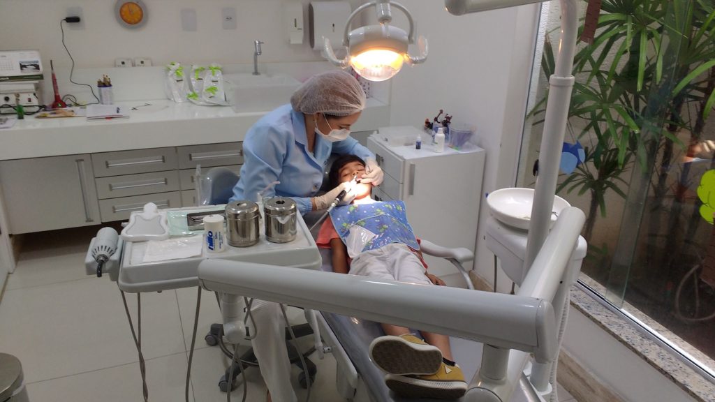 Prima visita dal dentista per i bambini, come affrontarla