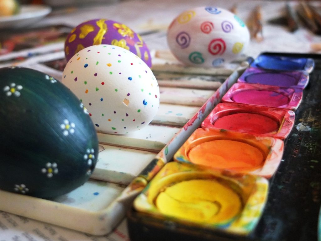 decorare uova pasquali acquerelli