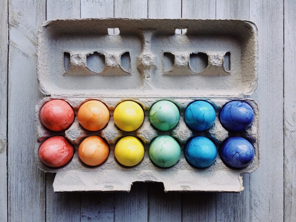 uova pasqua decorate colori naturali
