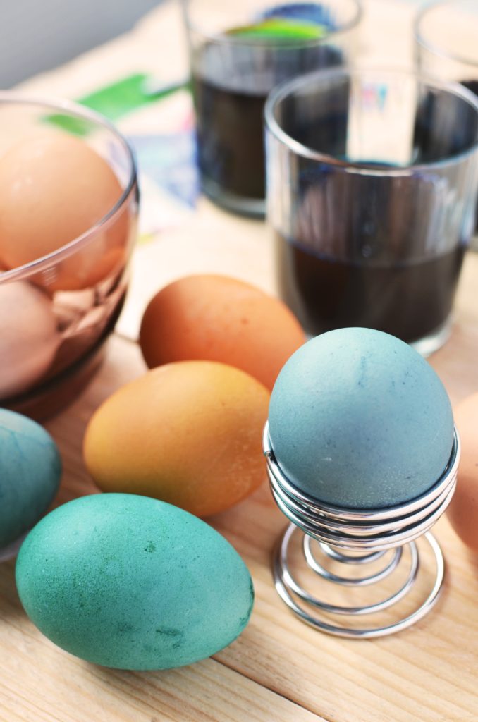 uova pasqua decorate colori naturali